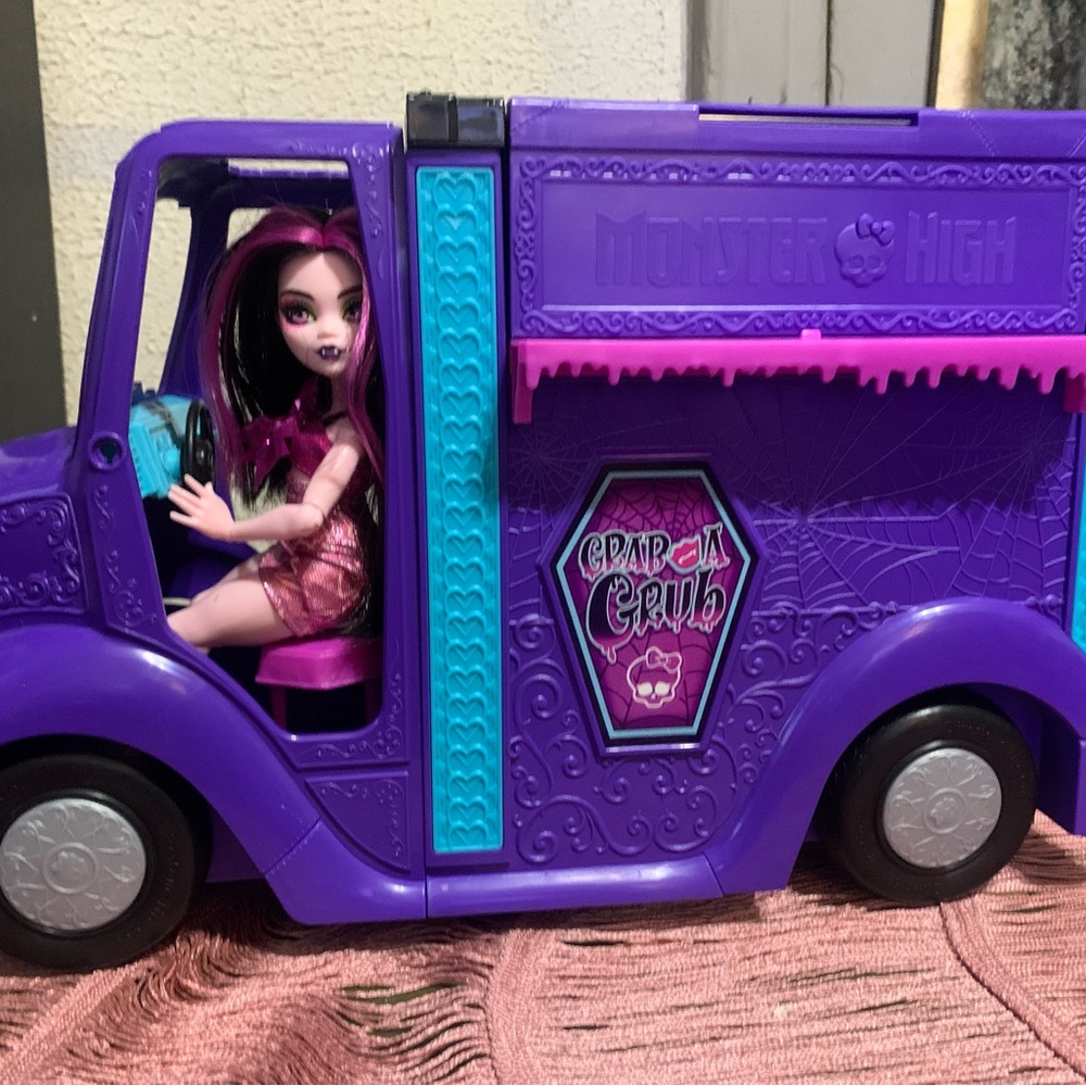Monster High Draculaura Doll and Fangtastic Rockin’ Food Truck Playset